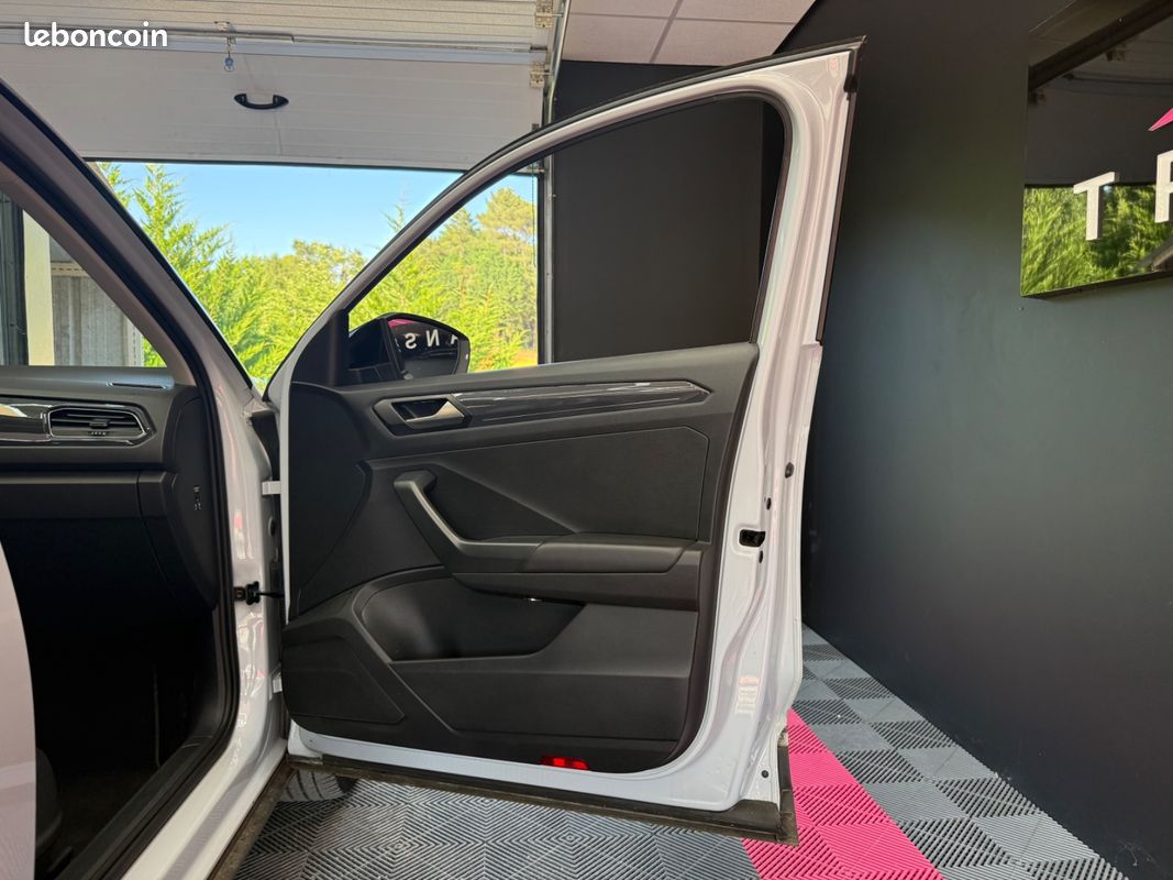 VOLKSWAGEN T-ROC 1.5 TSI 150 EVO Start/Stop DSG7 Carat Exclusive / Entretien Exclusif Volkswagen / Toit Ouvrant (image 45)