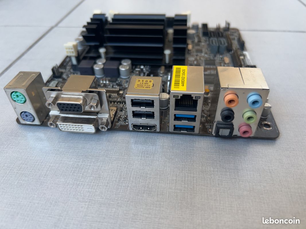 Carte Mère ASRock Q1900-ITX Mini-ITX Avec 4Go RAM Et WiFi Intégré - Occasion