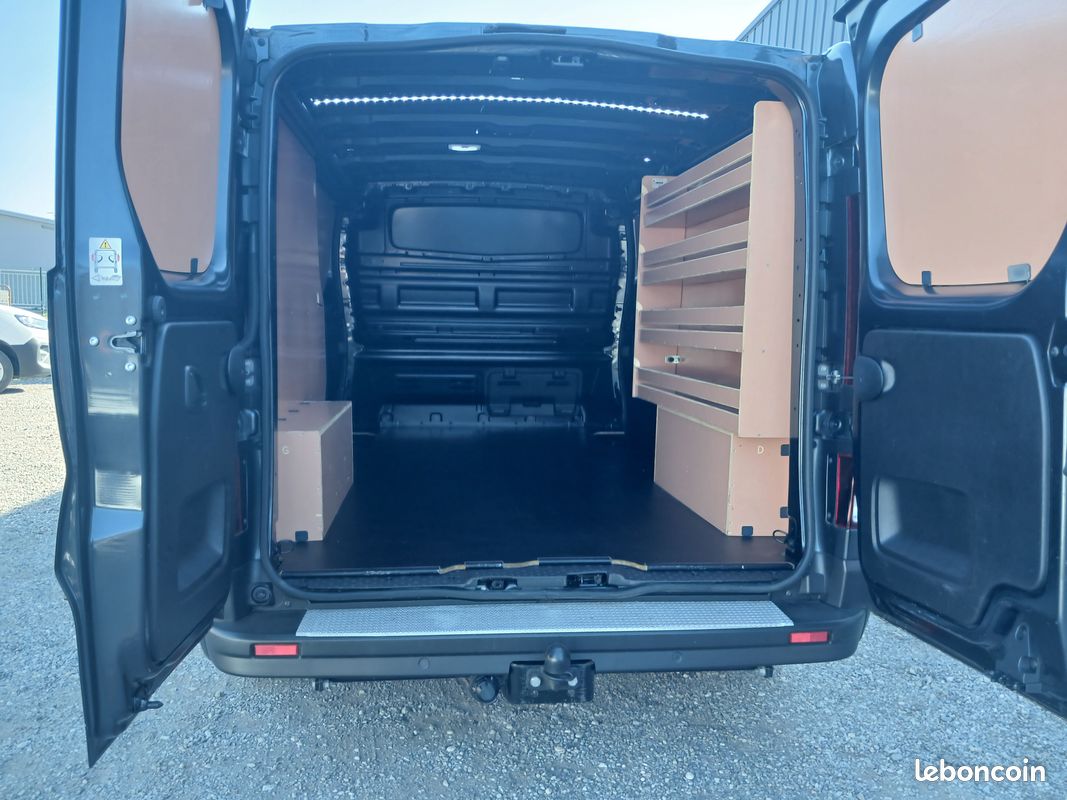 24900 e ht renault trafic 2.0 dci 170 cv l2h1 3000 kg double porte laterale (image 2)
