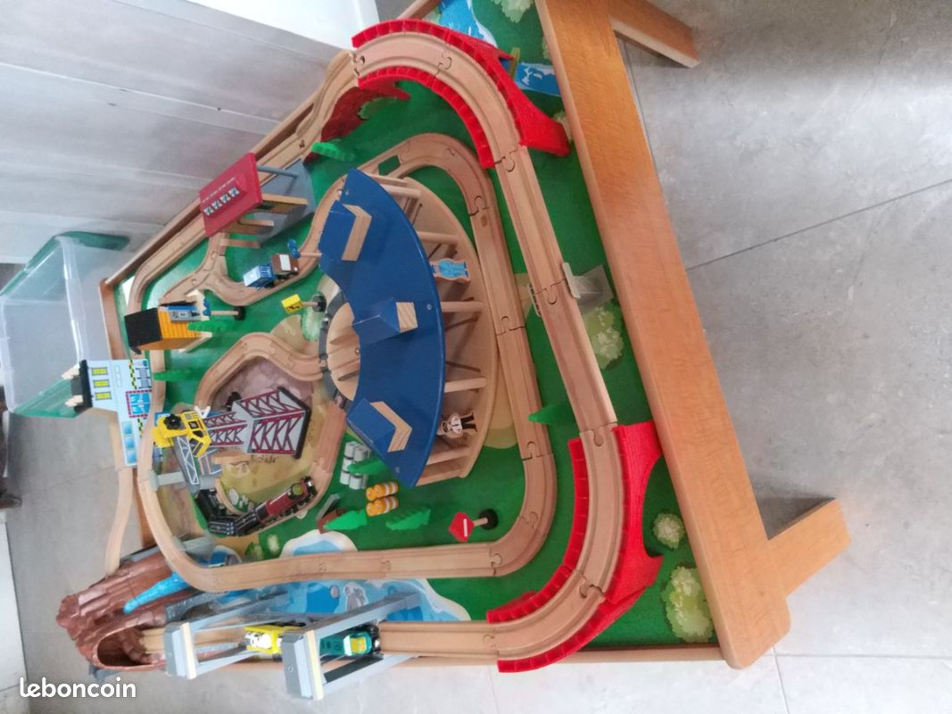 Table avec circuit train bois 150x80 (image 2)