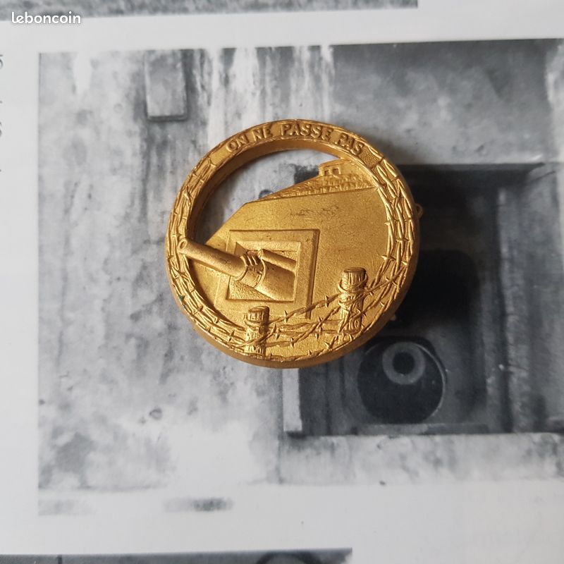 Insigne couleur dorée de la ligne Maginot avec poinçon (image 1)