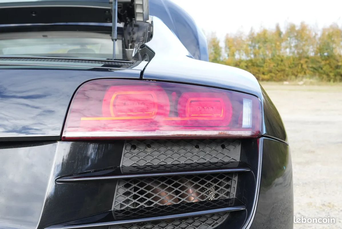 Audi R8 5.2 V10 FSI 525ch R tronic 6 - Suivi d'entretien / HiFi Bang&Olufsen / Caméra de recul / Pack Carbone / Maintien de charge (image 27)