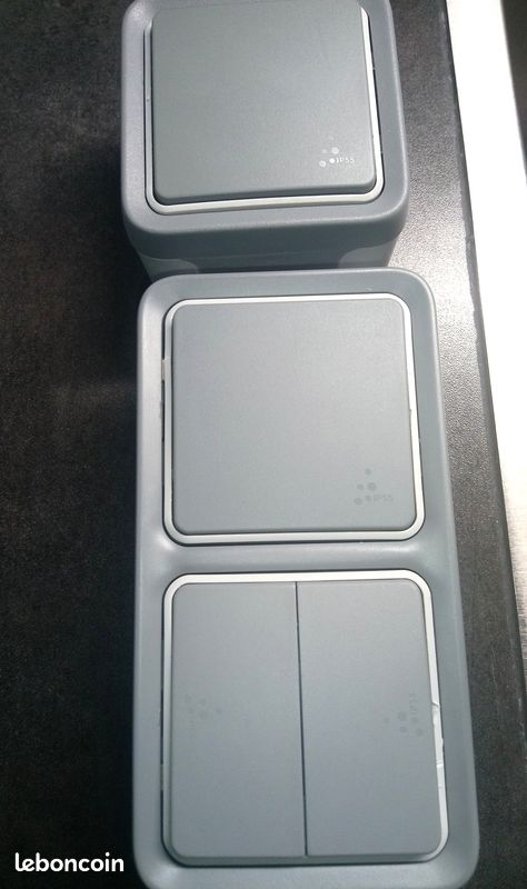 1 Boîtier Legrand à embouts double vertical avec 1 Double bouton poussoir avec 1 interrupteur va et vient + 1 interrupteur va et vient Murale étanche IP55 gris Plexo complet (image 2)