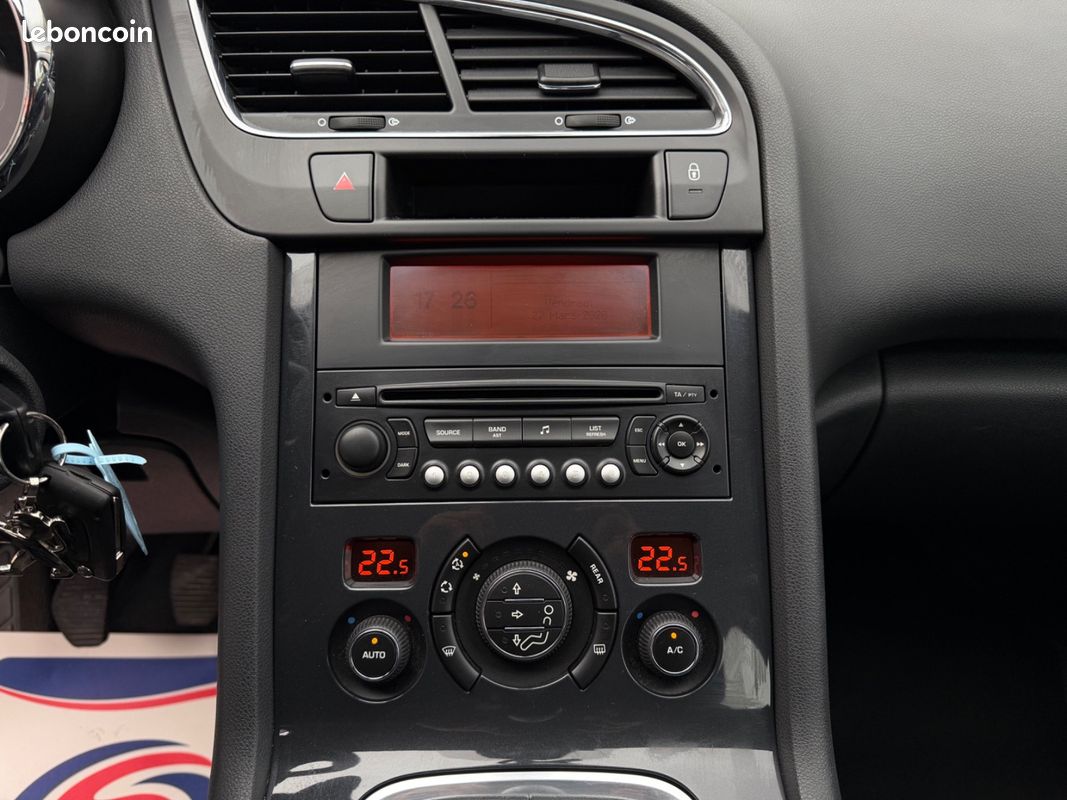 Peugeot 5008 1.6 HDI 110CH Premium Première Main (image 23)