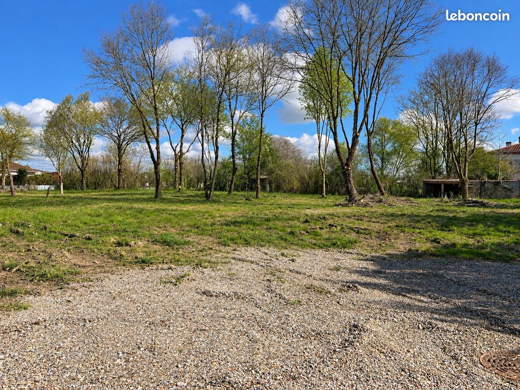 Terrain 1886 m² · au Passage · 1 886 m² · 122 000 €
