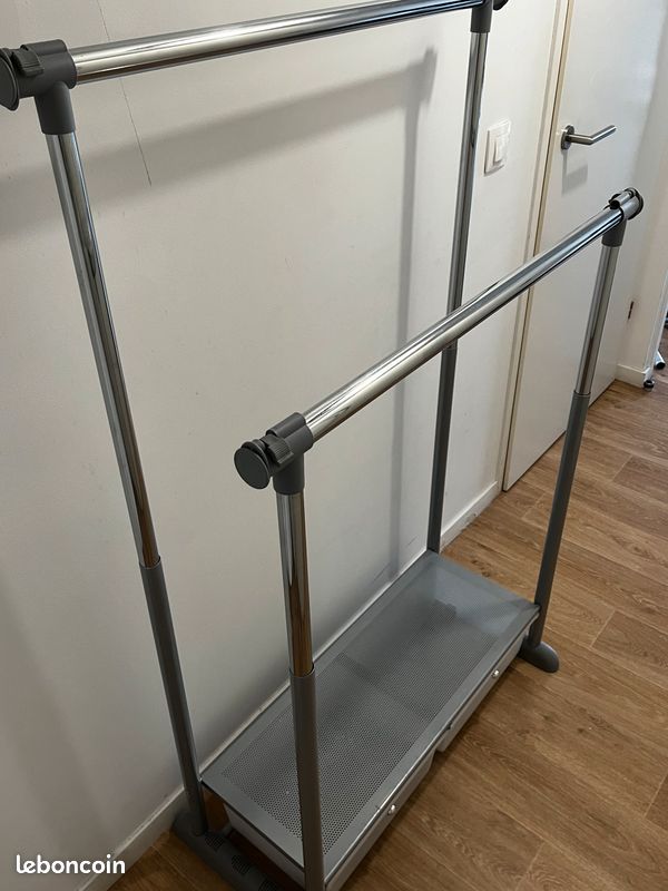 Portant vêtements (image 1)