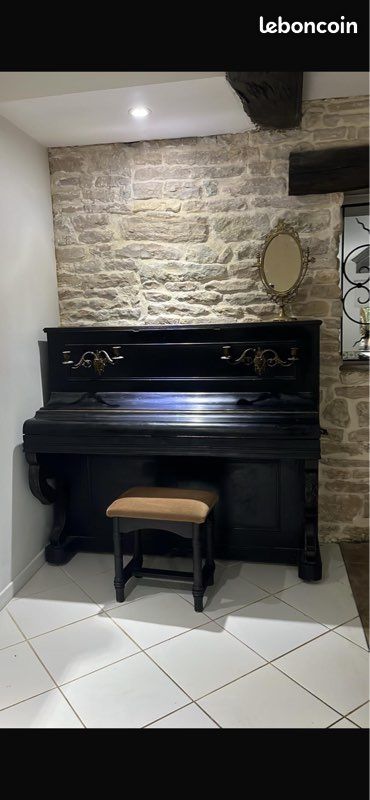 Piano (image 1)