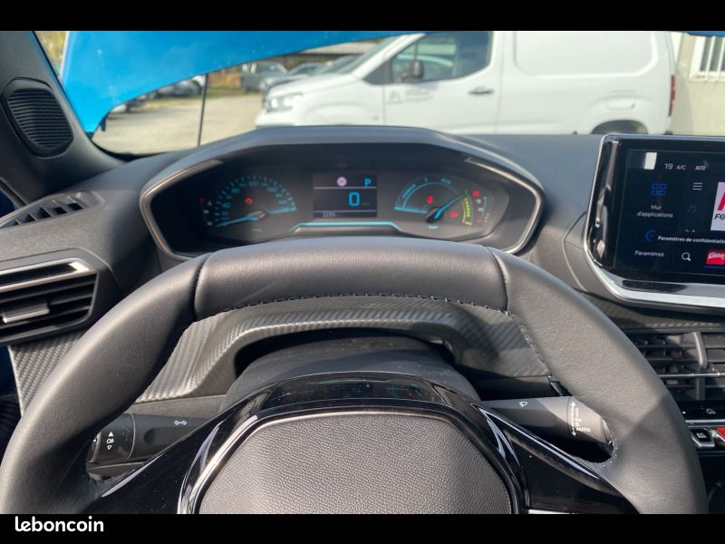 Peugeot 2008 Hybrid 145 e-DCS6 Business (image 19)