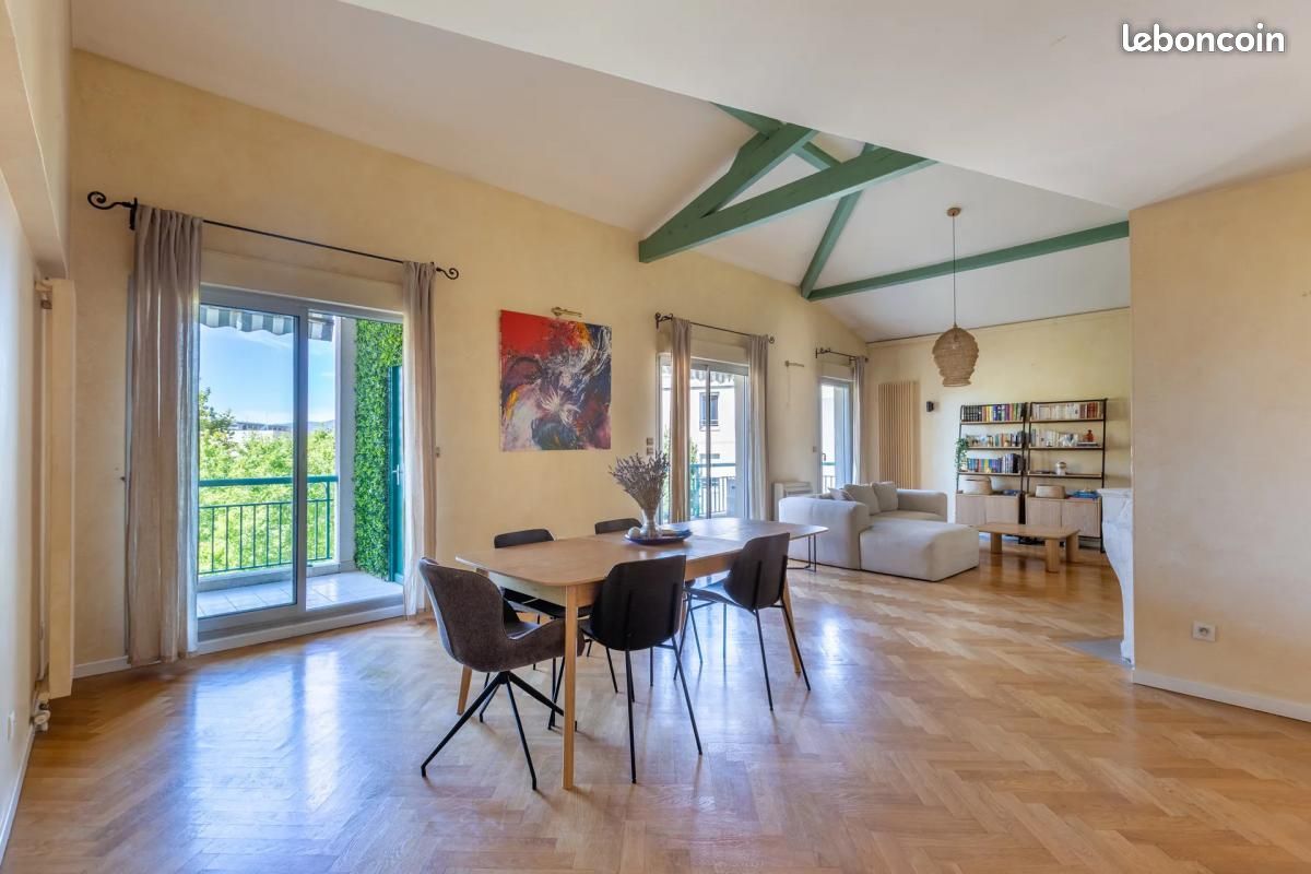 Appartement 4 pièce(s) 150 m²à louer Tassin-la-demi-lune