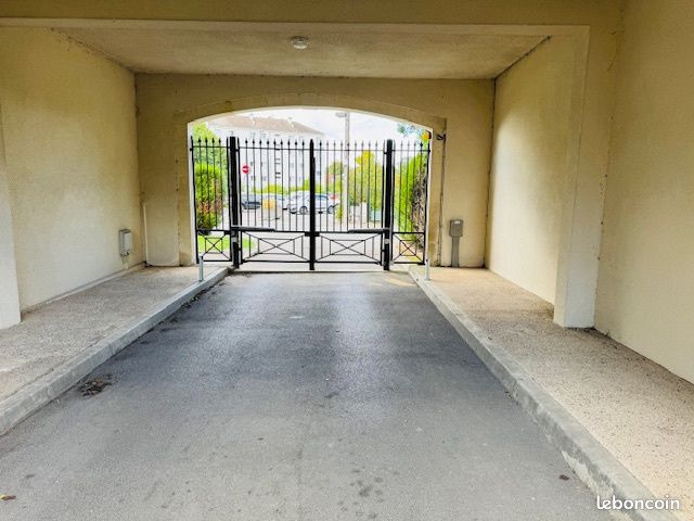 Parking/box Lamorlaye · 60 €