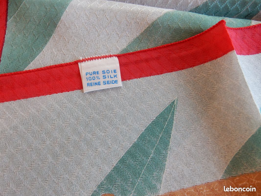 Foulard pure soie Ted Lapidus (image 3)