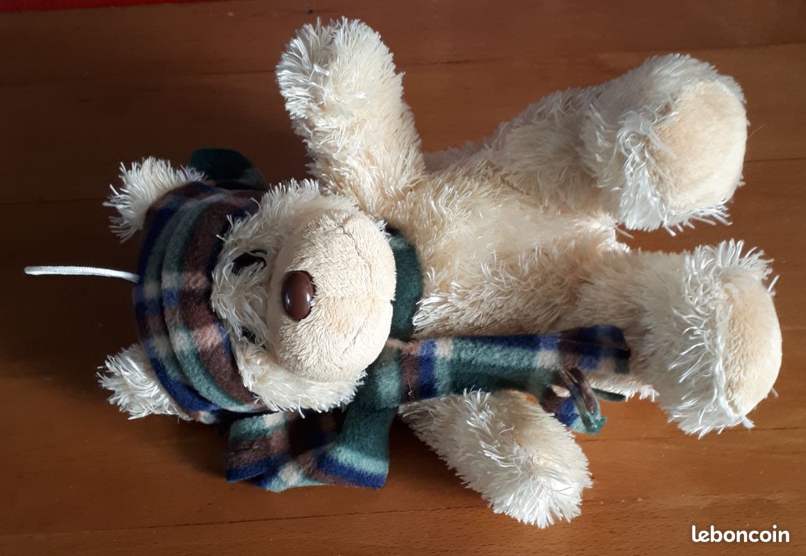 Adorable ours en peluche beige Nicky Toy avec couvre-tête et écharpe écossais cousus (image 2)