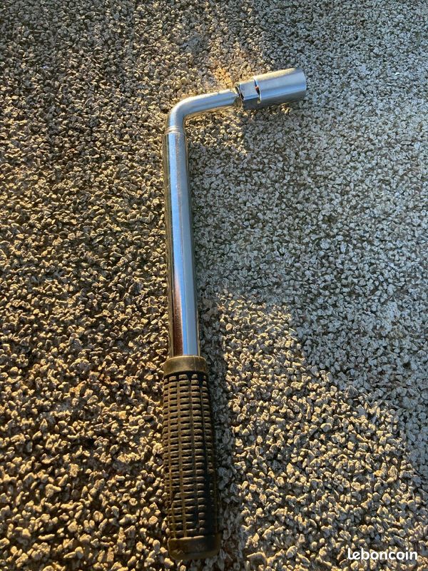 Clé à douille télescopique et douille 21mm (image 1)
