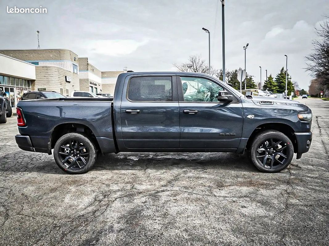 Dodge RAM 1500 Sport 5.7 HEMI V8 4x4 – Toit Pano – Forged Blue – NEUF 2026 - TVA (image 6)