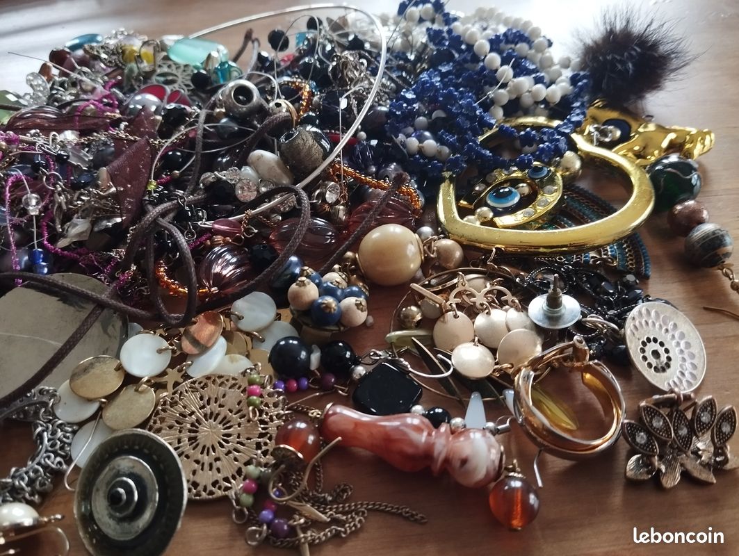 Lot De Bijoux Fantaisie Cassés - Pour Récupération, DIY Ou Pièces - Origine France - Occasion