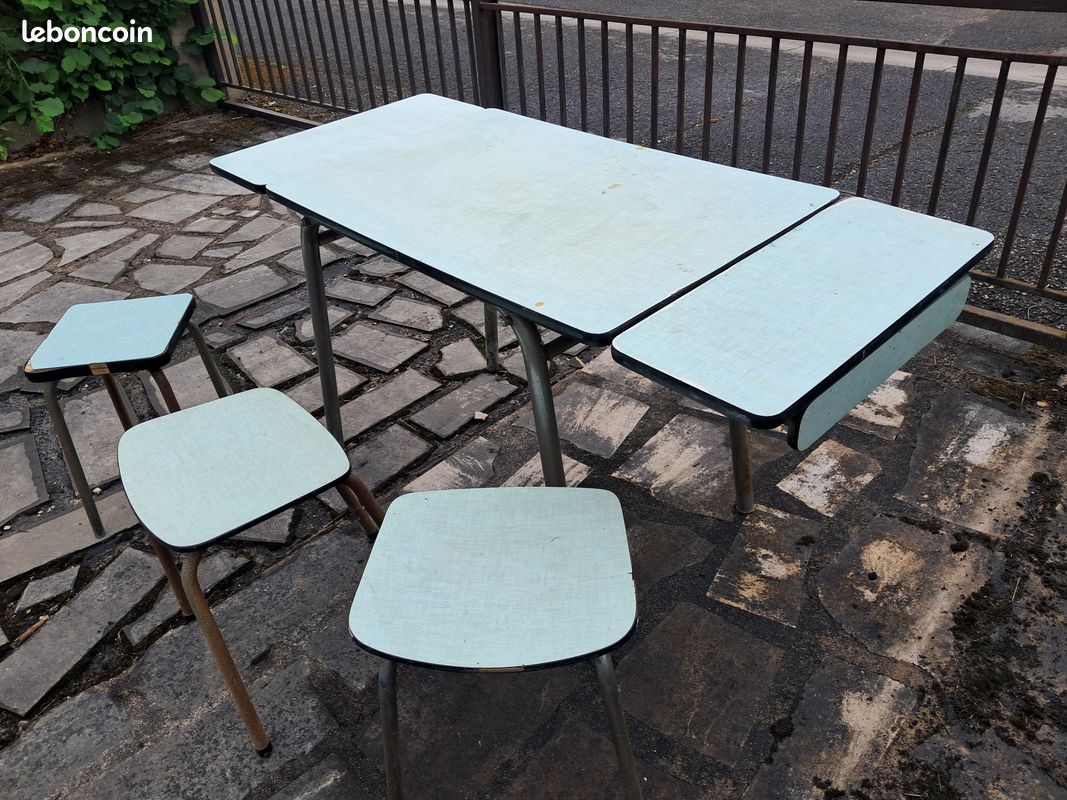 Table vintage formica bleue clair et 3 tabourets (image 1)