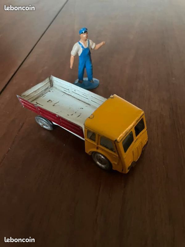 Polichinelle Renault Celtaquatre Rouge – Miniature Voiture En Tôle 1/43 (Occasion)