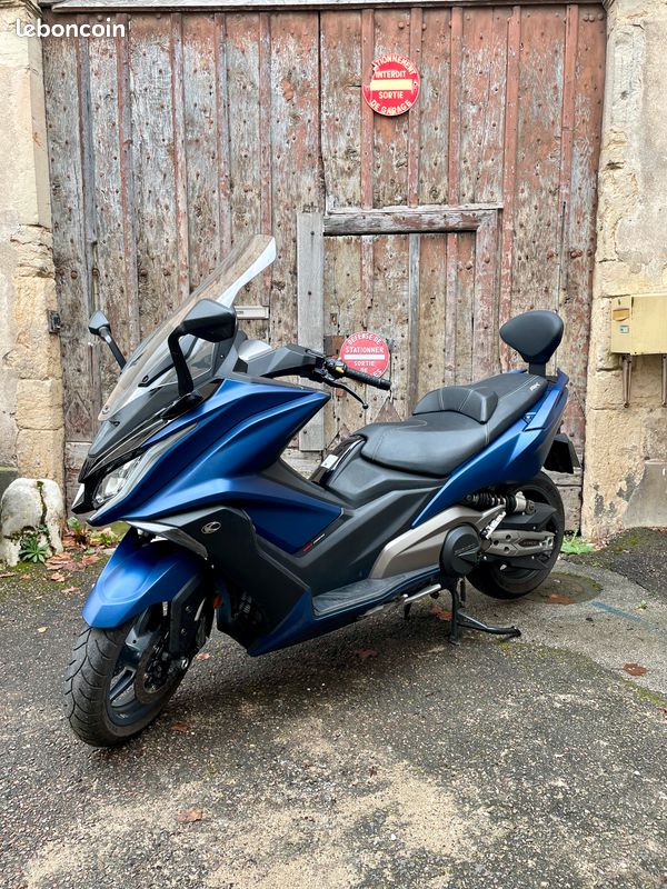 Nuovo Tmax 560 Tmax Blu Yamaha Scooter Tmax Vecchio Tmax