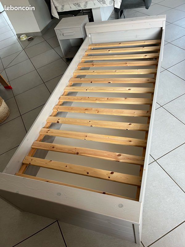 Lit 90 x 200 - matelas - table de chevet (image 3)