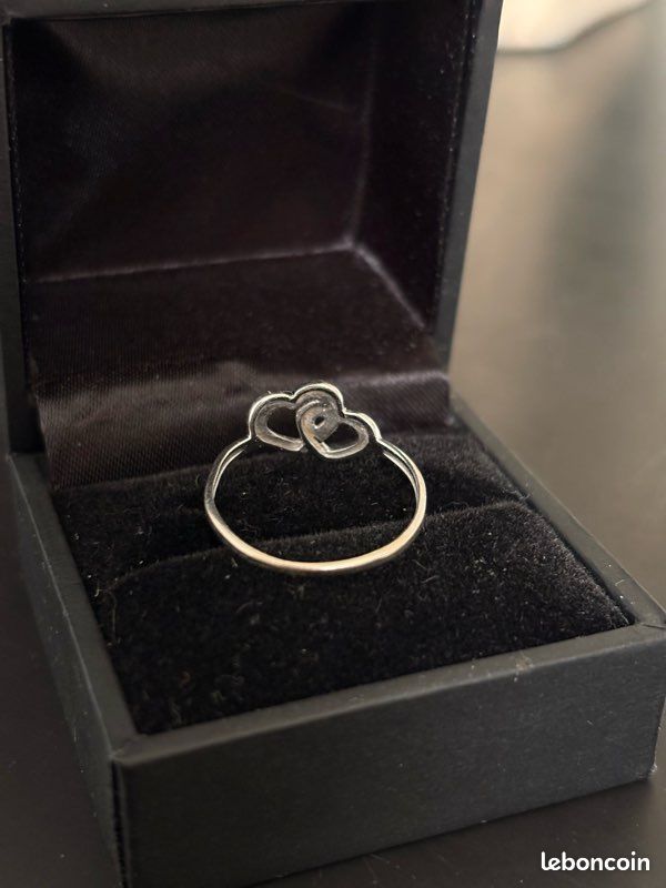 Bague en or blanc motifs cœurs (image 2)