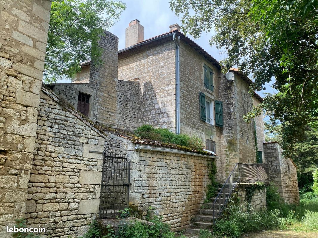Maison 7 pièces 204 m² · à Saint-Gelais · 204 m² · 210 000 €