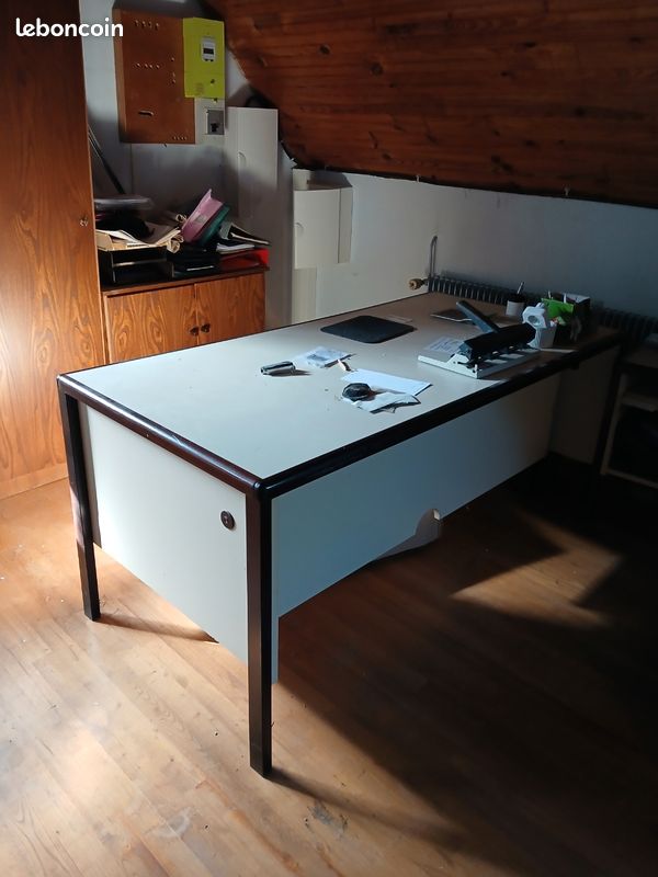 Bureau et petit meuble (image 1)