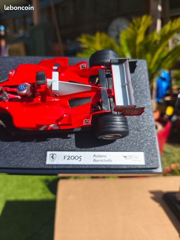 Hot Wheels 1/43 – Ferrari F2001 – Rubens Barrichello – Boîte Vitrine Seule