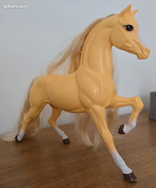 Grand cheval blond style Barbie avec crinière à coiffer (image 4)