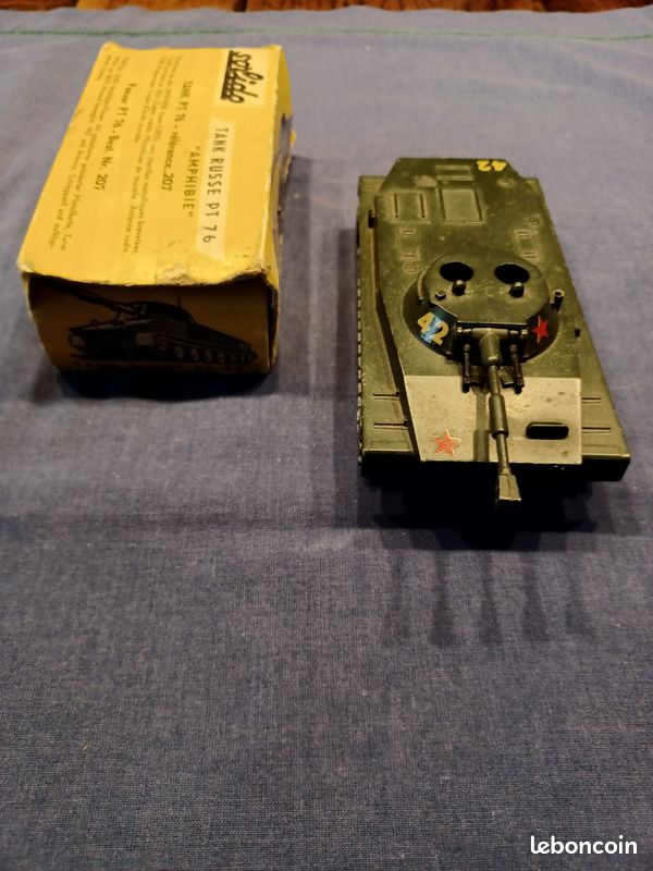 CHAR AMPHIBIE PT 76 URSS 1/50éme Solido France Militaire neuf