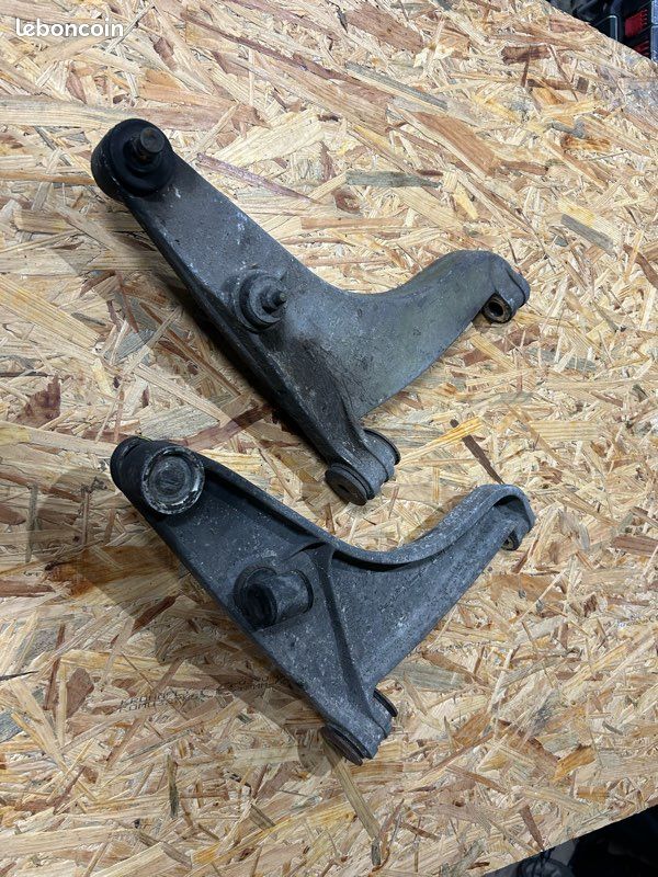 Triangles inférieurs alu Porsche 944 (image 1)