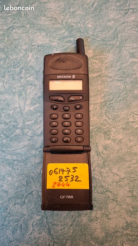 VINTAGE Retro Ericsson MOBILE PHONE & Charger
