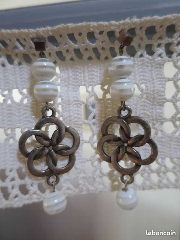 Boucles d'oreilles fantaisie fleur et perles blanches (image 1)