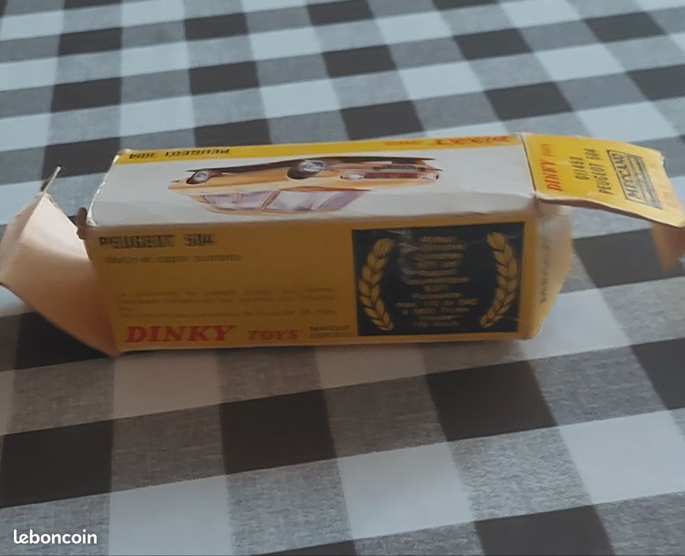 Dinky toys Peugeot 504 (image 4)