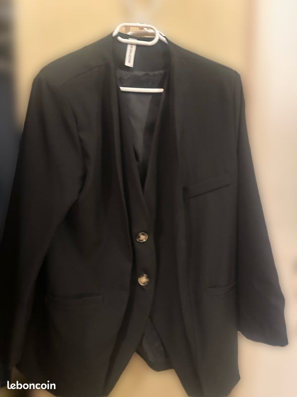 Blazer chic noir à deux boutons (image 1)
