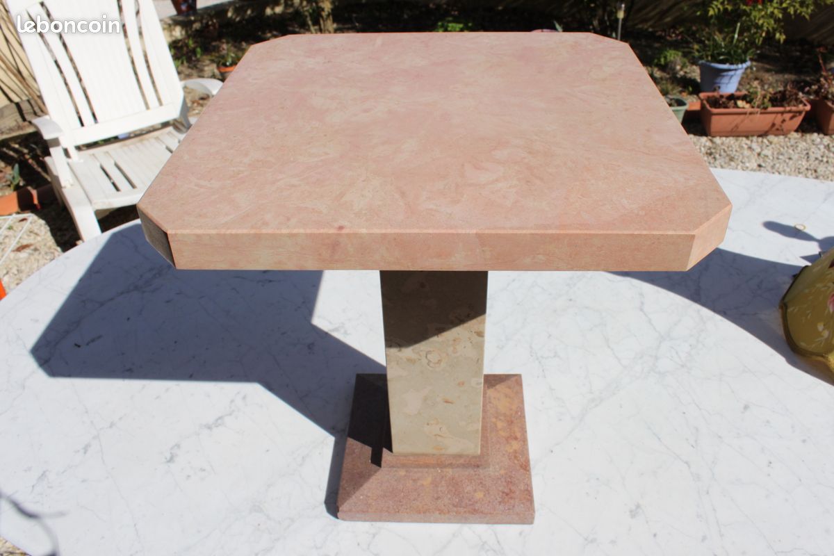 Table d'appoint / bout de canapé en marbre rose (image 1)