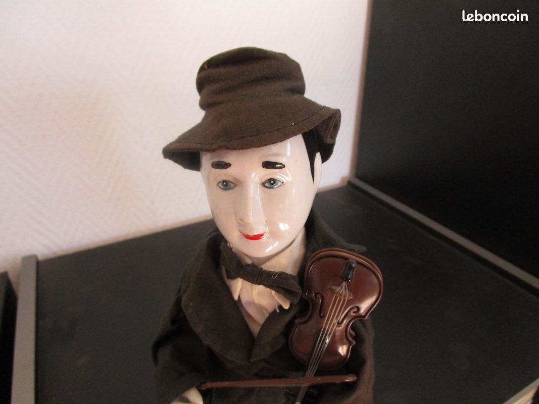 Poupée automate, boîte à musique à huit airs, poupée en cire - Lot 37