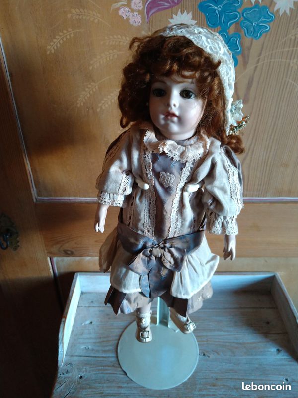REPRODUCTION ANTIQUE SMILING BRU FASHION DOLL POUPEE DE MODES -- Antique Price Guide Details Page