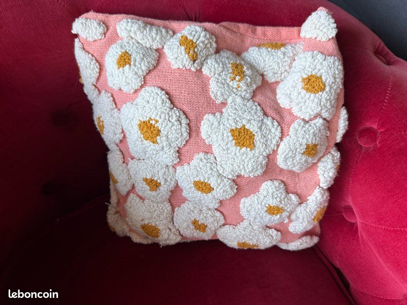 Top actuel Housse de coussin neuve touffetée pompons fleurs (image 1)