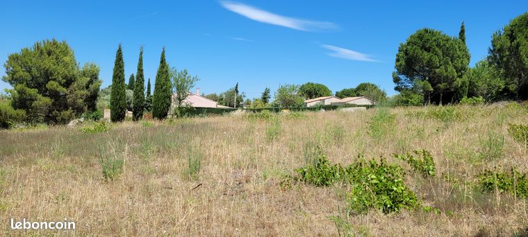 Terrain constructible 857 m2 entièrement viabilisé et LIBRE CONSTRUCTEUR