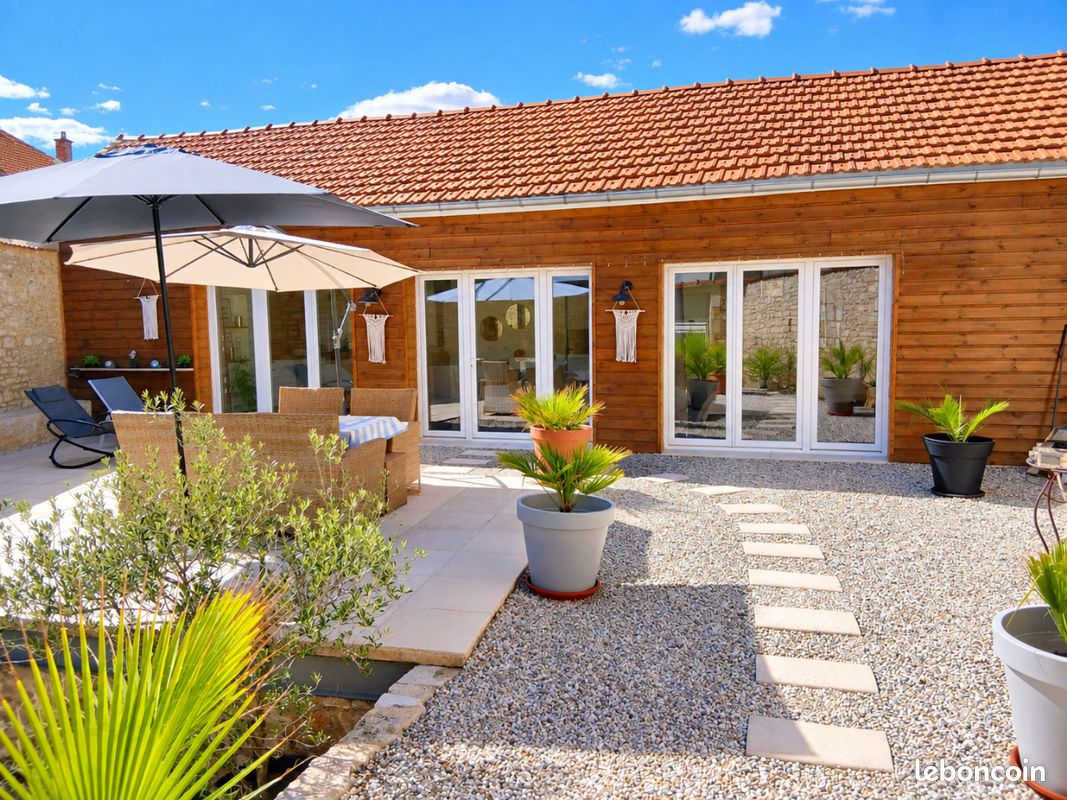 Maison 6 pièces 280 m² · à Ruffec · 280 m² · 340 000 €