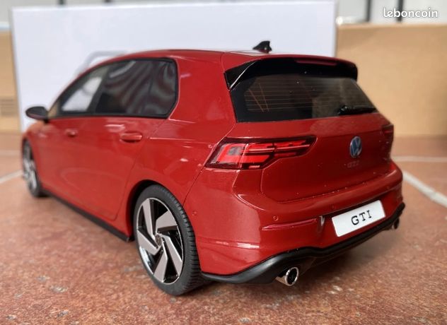 Voiture VOLKSWAGEN Golf 2013 rouge métal avec une échelle de 1/18 conçu par NOREV sur