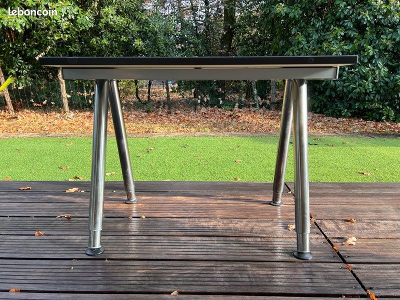 Bureau Ikea noir avec pieds métalliques réglables (image 2)