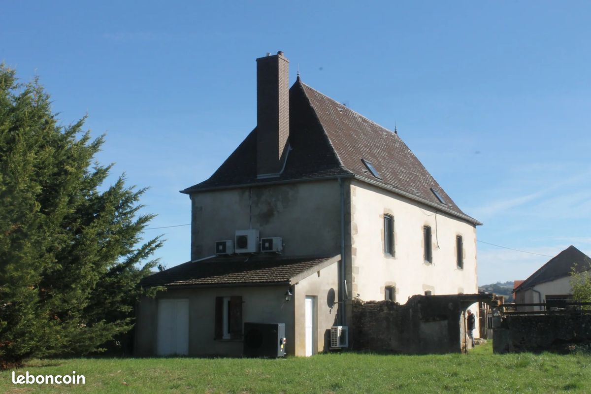 Maison 6 pièces 270 m² · à Saint-Romain-sous-Gourdon · 270 m² · 211 900 €