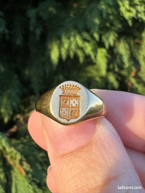 Chevalière armoriée en or jaune 18k /750 mil Montres Bijoux