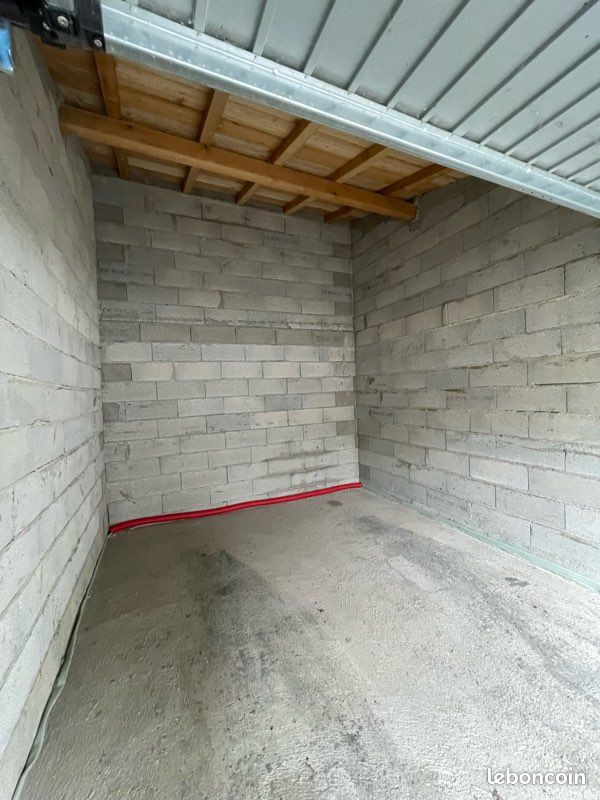Garage garde meuble · à Enveitg · 90 €