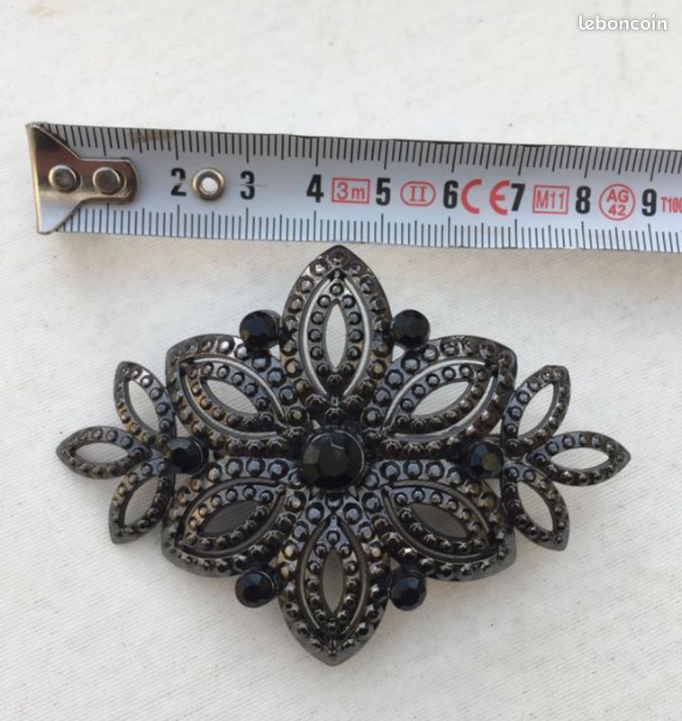 Broche en façon pierres de jais (image 5)
