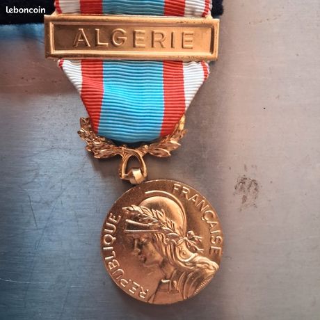 10.15O) MÉDAILLE MILITAIRE guerre 39/45 + 1 insigne armée française french medal EUR 5,00