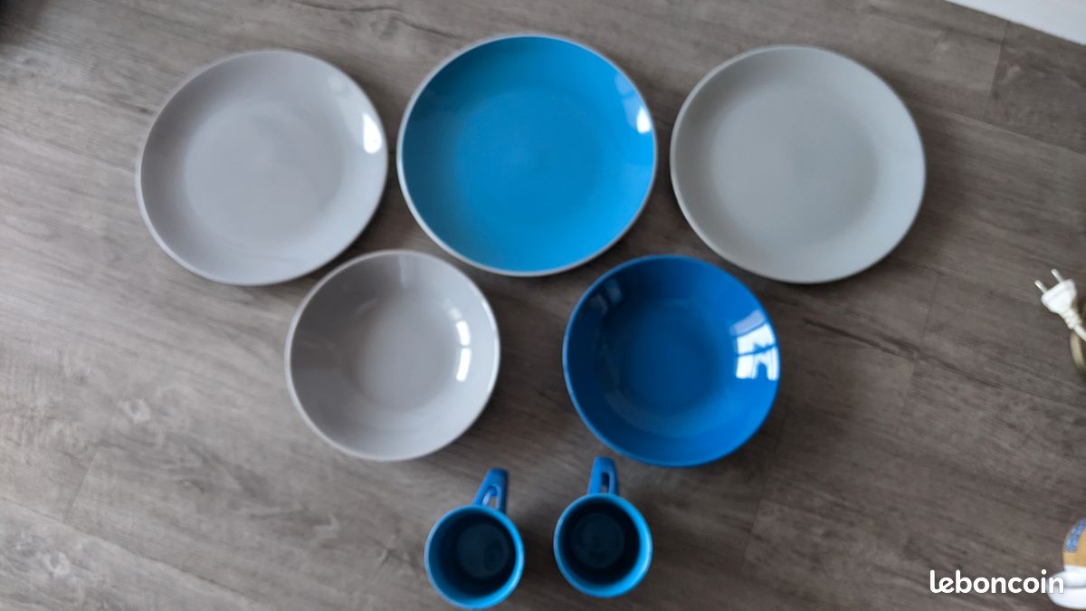 Set de vaisselle (3 assiettes plates, 2 assiettes creuses et 2 tasses) (image 1)