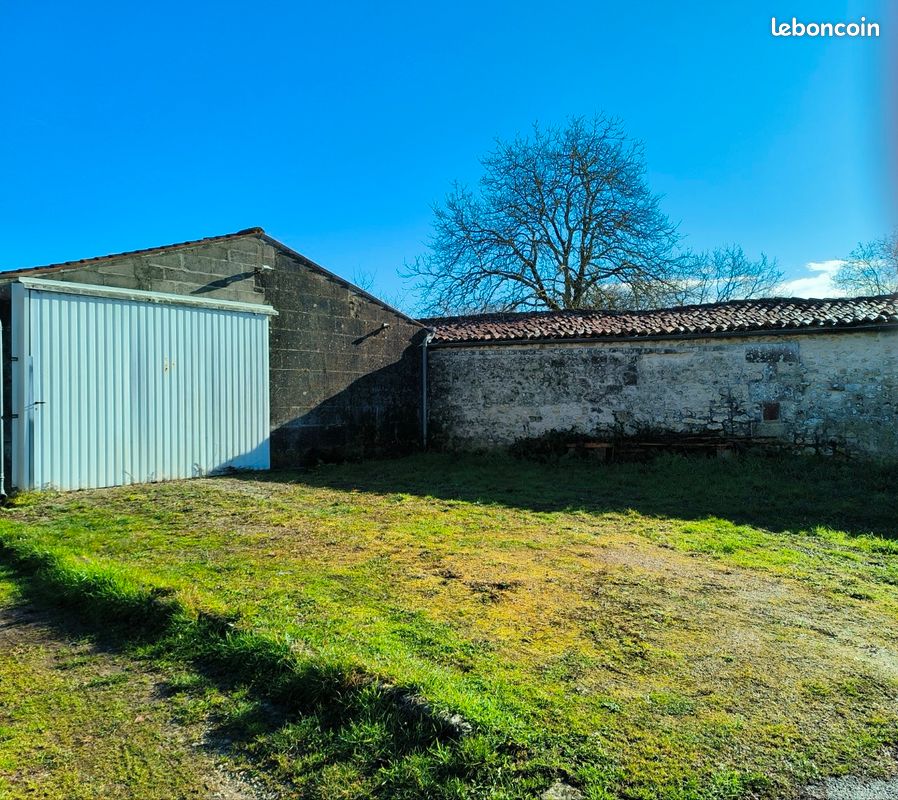Loue chai - grand garage · à Saint-Porchaire · 300 €/mois