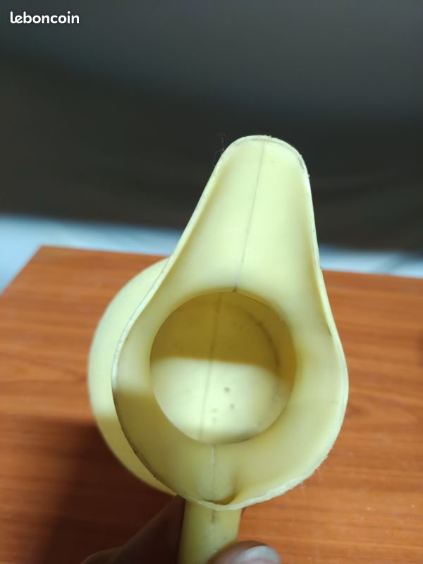 Pichet jaune en plastique vintage (image 4)